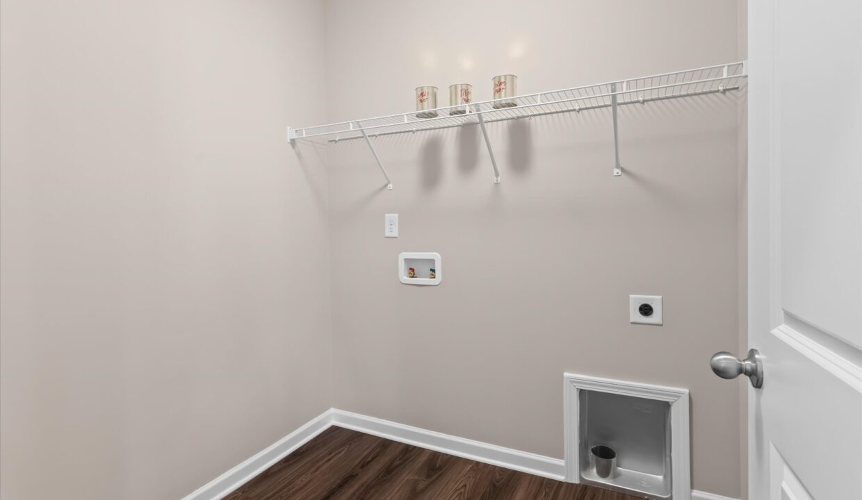 13-7104 Lukes Court Laundry