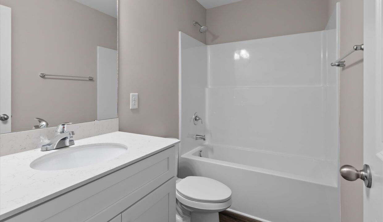 27-7104 Lukes Court Upper Full Bath